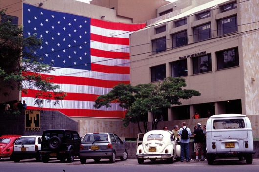 5th Festival: Santiago Sierra, 1 Lona Suspendida de la Fachada de un Edificio, 2002